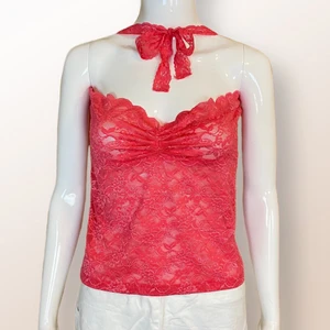 Halterneck - Söt genomskinlig halter neck topp i fint skick. Okänt märke. Materiallapp har klippts av. Hot pink färg. Stretchig material. Kan bäras på olika sätt! Mått: Bystbredd 38cm, Midjebredd 39cm och längd 34cm.