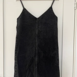 Svart jeansklänning - Svart jeans klänning, superfin men tyvärr för liten! 