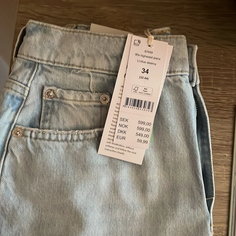 Ett par helt nya jeans i storlek 34 från Gina tricot med lappen kvar. Blev fel storlek och glömde att skicka tillbaka dem :( kom med bud! . Jeans & Byxor.