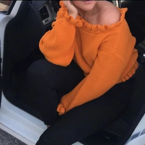 Off shoulder stickad 🧡 - Här har vi en väldigt fin off shoulder som tyvärr inte kommer till användning! Denna fina plagg behöver en ny användare 🧡☝️ passar för den som gillar starka färger 👍