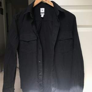 najs svart skjortjacka från hm, knappt använd och därav i bra skick:) Jag kan stryka skjortan innan leverans! Köparen står för frakt!