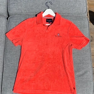 Tvärskön pikétröja - Tja! Säljer denna asfeta unisex pikétröja i frotématerial fr Bondelid, size M, köpt p MQ för 6 månader sen. Endast använd ett fåtal gånger!  Kan mötas upp i centrala Stockholm eller postas spårbart!  Köparen står för frakten på 59kr🖤