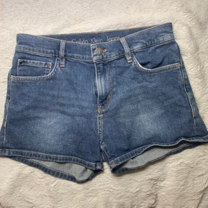 Calvin Klein shorts  : skinny ankle midrise  - Midrise. Good as new . Used a couple of times. Loved them but weight happened 😅 hehe 