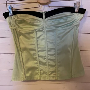Korsett  - Skitsnygg korsett/festtopp som jag köpte här på plick till en fest så bara använd en gång, sitter tajt vid brösten på mig som är C 