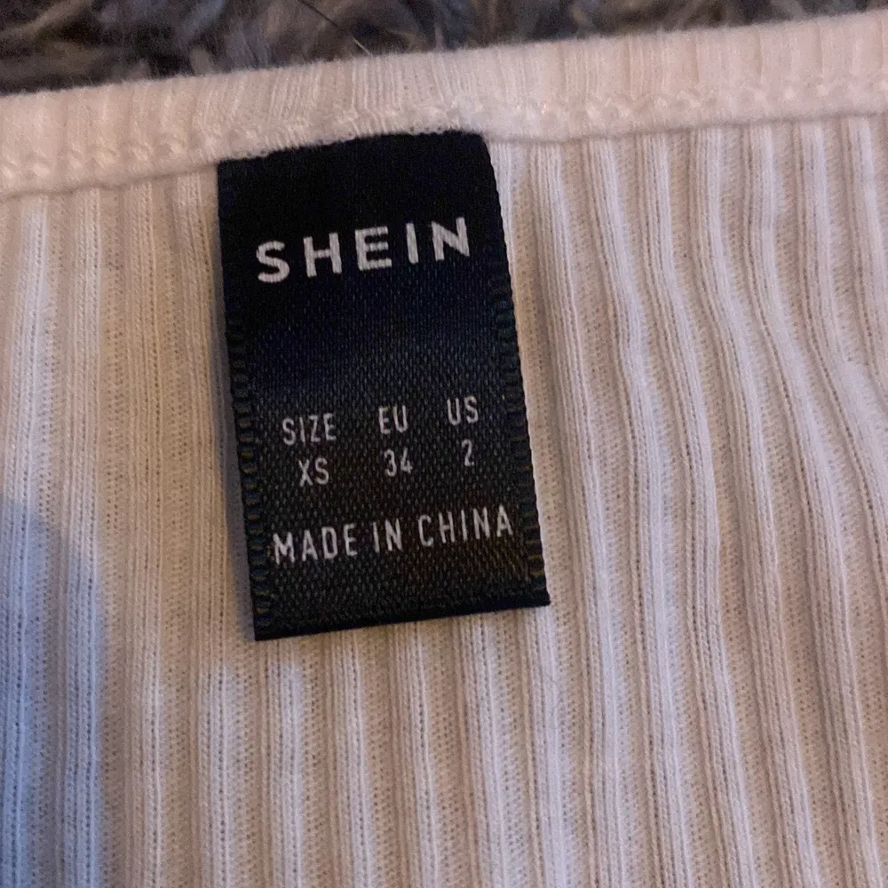 Säljer nu denna tröjan från Shein i storlek Xs. Tröjor & Koftor.
