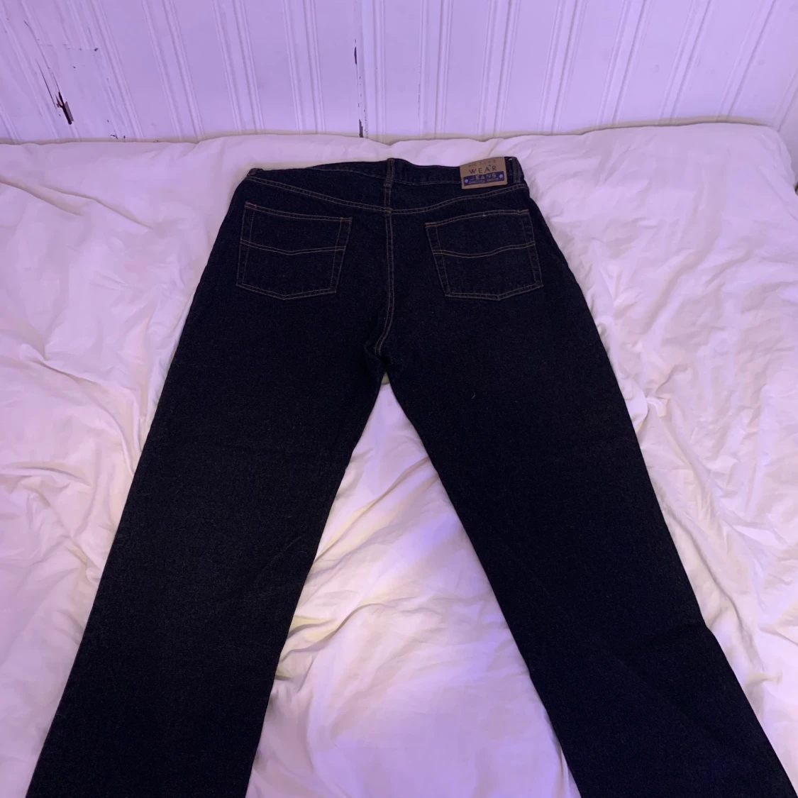 Svarta jeans med gul/brun stitching - 90