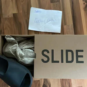 Yeezy Slides ”Onyx” sz US9 - Testade 2 gånger utomhus innan jag snabbt insåg att dem var för små, gick ej o lämna tillbaka till butik så söker nu en ny ägare
