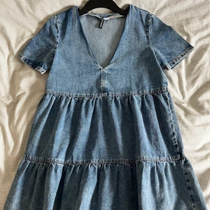 Volangklänning - Superfin kort volangklänning i jeanstyg!🌟Köpt på H&M i storlek S, för ca 1 år sedan och helt oanvänd!💗 Säljer pågrund av att den alltid varit för liten:(