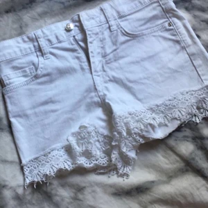 Denim pimkie shorts - Dom här shortsen är perfekta till en varm sommar! Om ni har några frågor om shortsen skriv till mig💕