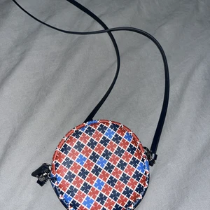 malene birger väska - En jätte fin liten rund väska som passar i alla lägen💗 Helt i nyskick och aldrig använd✨