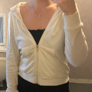 Kofta - Säljer väärldens skönaste och mysigaste zipup. Använd endast 1 gång. Passar även större storlekar då jag själv vanligvis brukar ha S/M. 70kr + frakt 