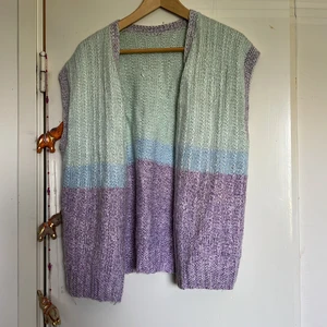 Härlig väst - Jättefin väst som är handgjord om jag minns rätt! Passar tyvärr inte min stil längre! Så den söker ett nytt hem. Kolla gärna in mina andra annonser och jag Samfraktar gärna!