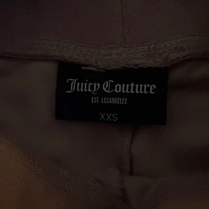 juicy byxor - Säljer mina beiga juicy byxor 💗 fint skick inget fel på allt men dom är för små för mig tyvärr därför säljer jag dom 💗💗 köp direkt för 700💗