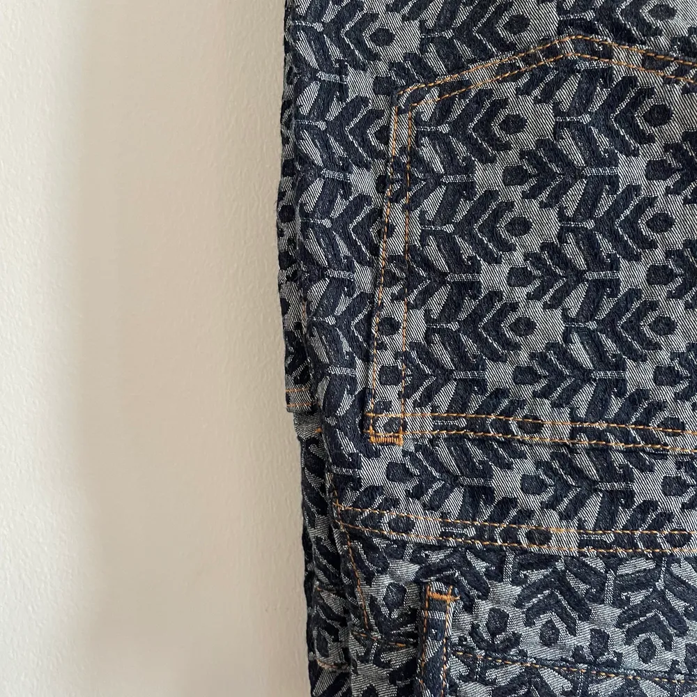 Byxor med fantastiskt mönster från Acne Studios . Jeans & Byxor.