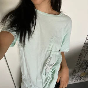 Ripndip t-shirt storlek M - Välanvänd t-shirt som tyvärr orsakats för en del slitningar. Öppen söm på nedre baksida med millimeterstora hål där sömmen gått upp.