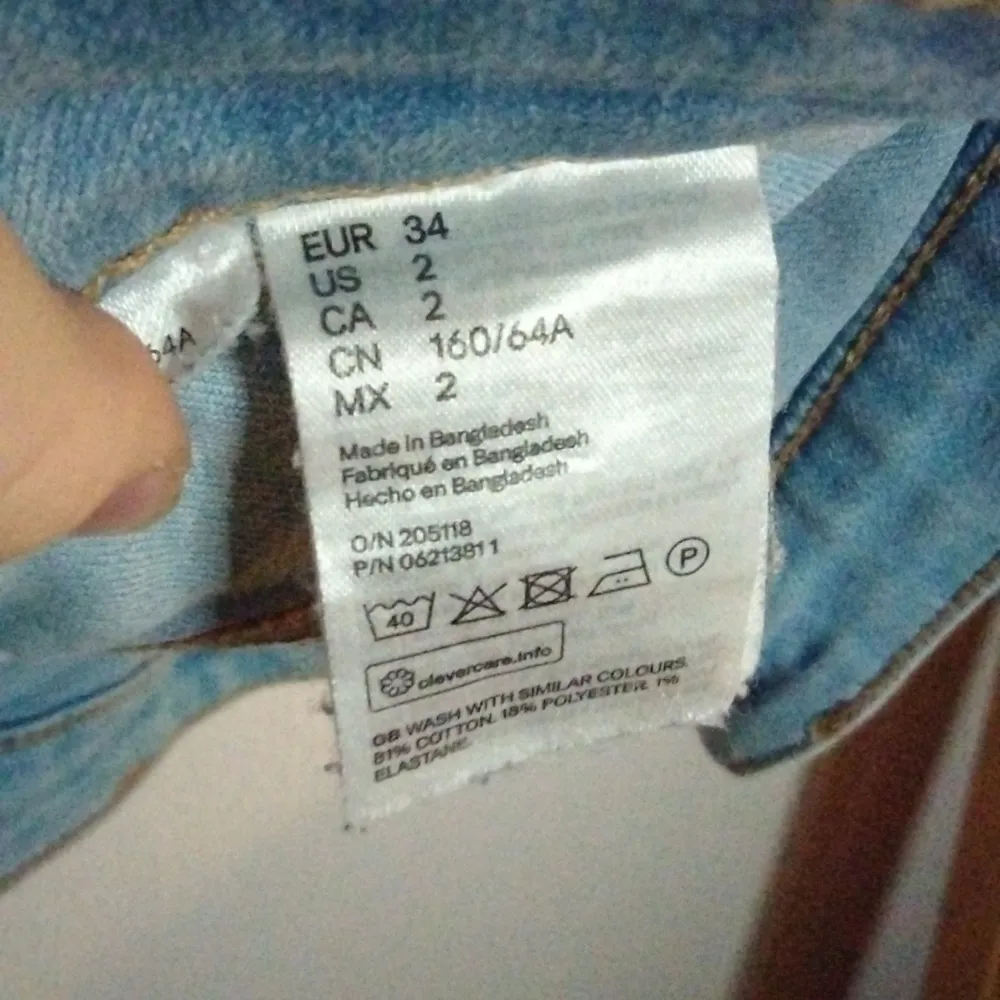 Ljusblå jeans men hål mest om låren. Super snygga. Vill inte ha de längre då de är för små. Bor i Jakobsberg men kan mötas med allt som går at nås med SL.. Jeans & Byxor.