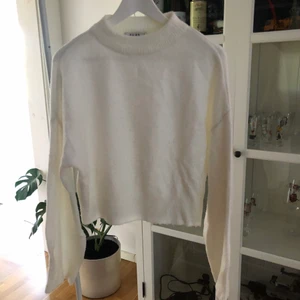Vit långärmad tröja - En vit långärmad tröja, lite högre krage, fint skick, storlek S