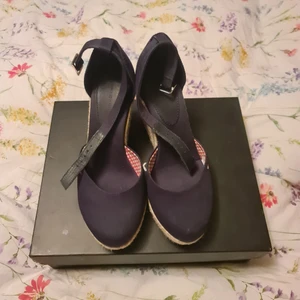 Tommy Hilfiger skor. - De är nästan nya. Använd bara två gånger.