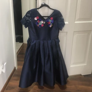 Monsoon barn klänning  - Fest klänning för barn från 12-13 år/ 152 cm - 158 cm. Märket monsoon som är köpt i London. Helt oanvänd med lappen kvar. Pris kan diskuteras! 