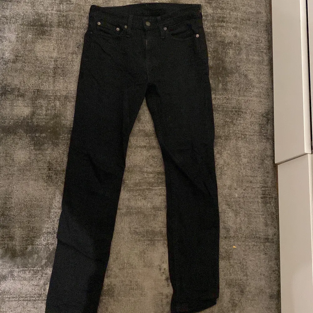 Ett par svarta levis jeans, köpt för länge sen och använt 3-4ggr. Nypris ca 1000. Jeans & Byxor.