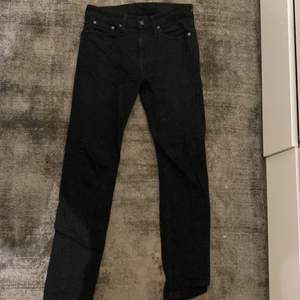 Ett par svarta levis jeans, köpt för länge sen och använt 3-4ggr. Nypris ca 1000