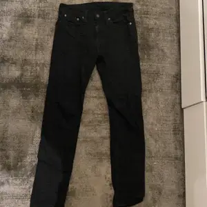 Ett par svarta levis jeans, köpt för länge sen och använt 3-4ggr. Nypris ca 1000