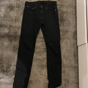 Levis svarta jeans  - Ett par svarta levis jeans, köpt för länge sen och använt 3-4ggr. Nypris ca 1000