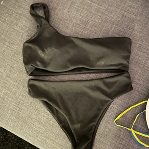 Ribbad bikini - Bikini från shein, strl s. Aldrig använd bara testad så nyskick. 60 kr + frakt 52kr (spårbar frakt)