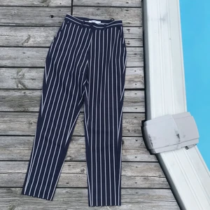 NA-KD Kostymbyxor strl 34 - Kostymbyxor från NA-KD som endast är använda ett fåtal gånger, fräscha! Strl 34