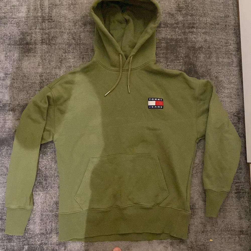 En trendig hoodie som är mörk grön och har väldigt snygg och lite oversized passform. Nypriss 600kr, köpare står för frakten!. Hoodies.