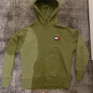 Tommy hilfiger hoodie  - En trendig hoodie som är mörk grön och har väldigt snygg och lite oversized passform. Nypriss 600kr, köpare står för frakten!