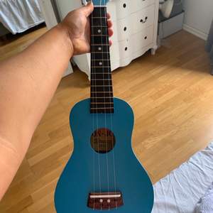 Nästan helt oanvänd blå ukulele😍