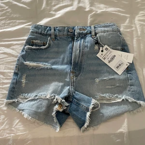 Jeansshorts - Slutsålda skitsnygga jeansshorts ifrån zara i storlek 34. Aldrig använda! 