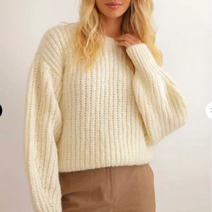 stickad tröja  - en krämvit stickad tröja!