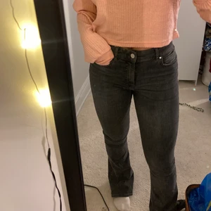 Jeans strl - Jeansen är i storlek M, men funkar till mig som har S i vanliga fall! (Stretchiga)