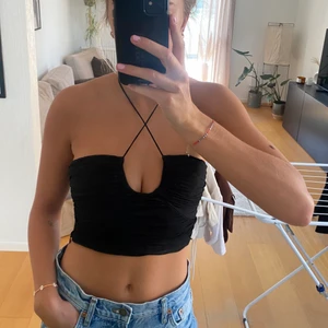 Svart Zara topp - Topp från zara i storlek M. Lite tight på mig så kan även passa en S. Använd 3 gånger. Snörerna går att knyta. 