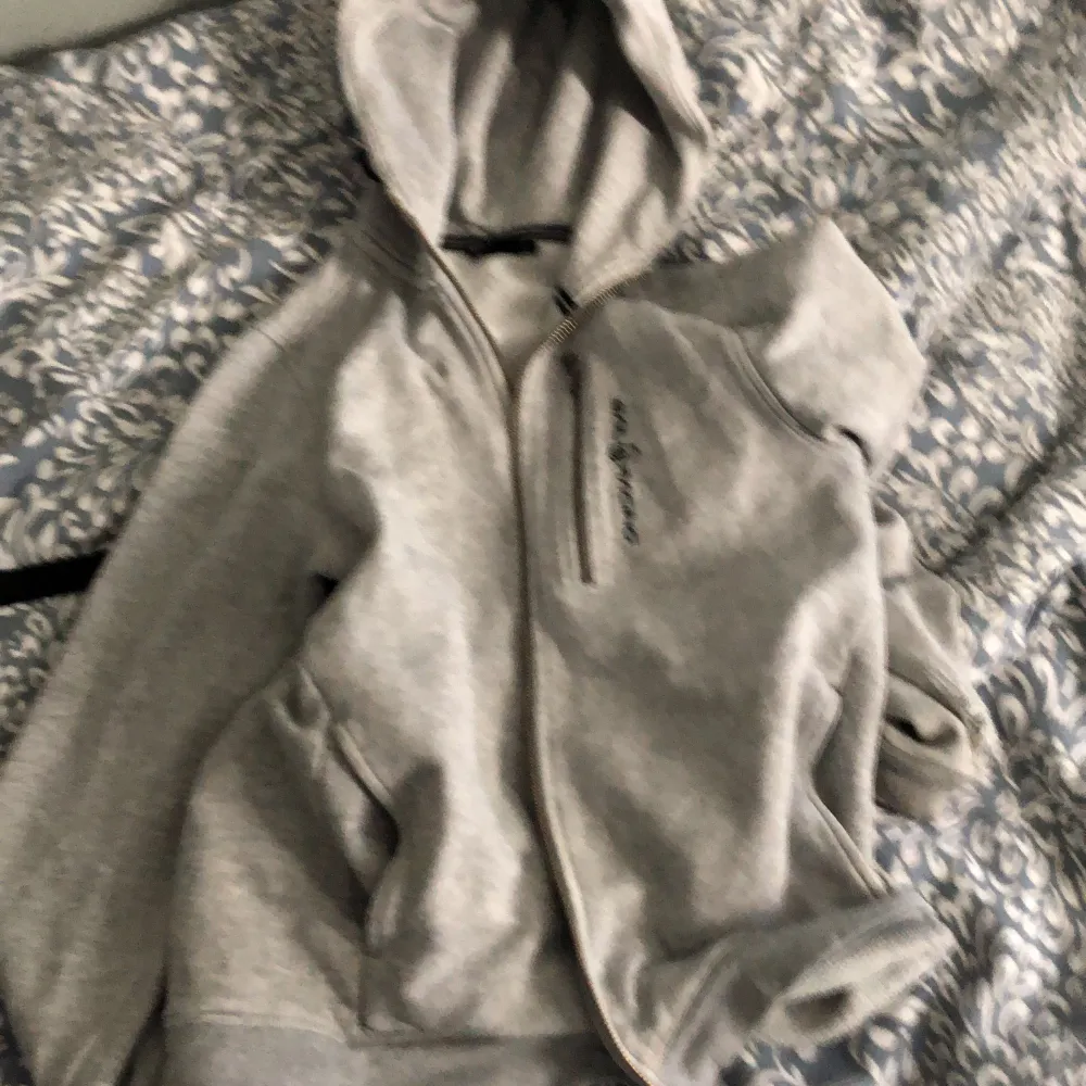 Skick 6/10 ganska genomtvättad, men funkar bra 140kr, frågor?. Hoodies.