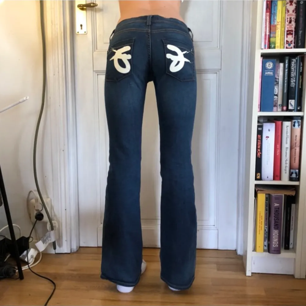 Vitt tryck på fickorna på dessa coola lågmidjade bootcutjeans!. Jeans & Byxor.