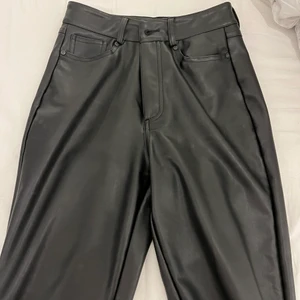Raka läderbyxor storlek Xs - Jättefina och jätte bekväma läder byxor som är från Nelly. De är raka i modellen och jag säljer dessa då de inte kommer till användning. Jättebra skick. Skriv vid frågor❤️