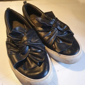 Svara skor i skinnimitation st 37 - St 37. Svarta . Skinnimitation.  Slitage finns.  I ok begagnat skick. 