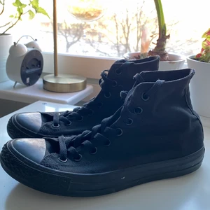 Höga Converse  - Höga svarta Converse i använt skick. Endast små, fåtala skavanker. Storlek: 42
