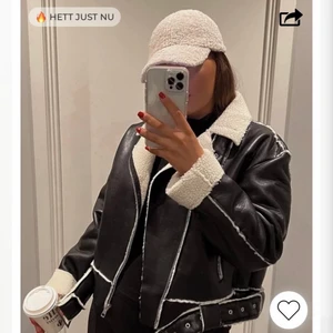 Skinnjacka från Nelly  - Säljer en alldeles ny skinnjacka med fina detaljer av päls från Nelly🌟 jackan är oanvänd och köptes i början av mars och jag säljer på grund utav att den inte riktigt sitter som jag vill men annars super fin!😍  nypris; 900kr, buda ifrån; 450kr