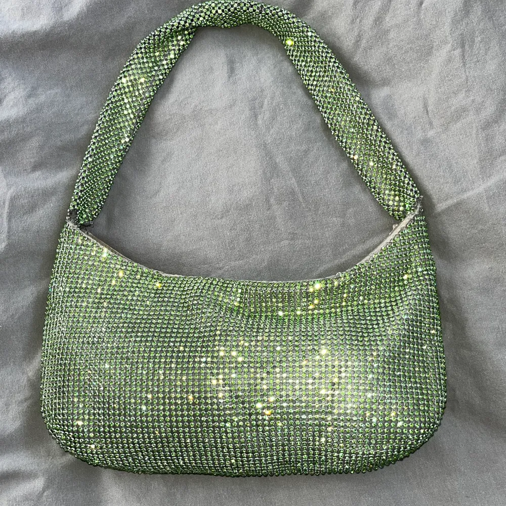 Skitt snygg grön glittrig väska från asos som jag köpte förra sommaren. Passar super bra till sommaren eller på fest. Skriv ifall du har någon fråga eller är bara intresserad!💚 Köp direkt för: 230!. Väskor.