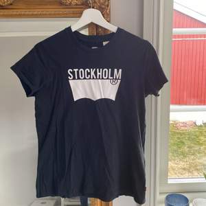 Så fin Levis tröja med Stockholms tryck på som tyvärr inte används längre❤️‍🔥❤️‍🔥❤️‍🔥