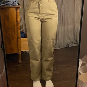 Chinos-Winnsboror Dickies - Jätte fina beiga byxor ifrån Dickies. Kommer tyvärr inte till användning längre så därför säljer vi de! Endast använda ett fåtal gånger💞