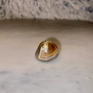 🤎Botswana Agat🤎 - Botswana Agaten sägs kunna hjälpa oss att ta bort blockeringar som hindrar oss från att vara vårt bästa jag. Ibland är det vi själva som håller oss tillbaka från att "shine our brightest" och den här kristallen kan hjälpa dig att ta bort tankar som håller dig tillbaka från att nå din fulla potential. Och såklart 100% äkta 