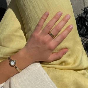 Guldklocka från Bovou - Guldklocka från märket Bovou. Klockan har slutat funka men det kan lagas eller användas som supersnyggt armband. Nypris 1195kr. 