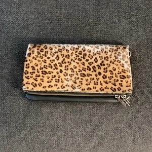 Zadig Voltaire väska - Säljer min Zadig i väldigt använt skick, inget band finns till då jag köpte den på sellphy utan band. Säljer väldigt billigt då den är i väldigt använt skick 