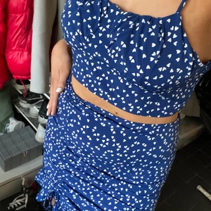 Set - Jätte fint set i mörkblå färg med vita hjärtan, passar både L och M