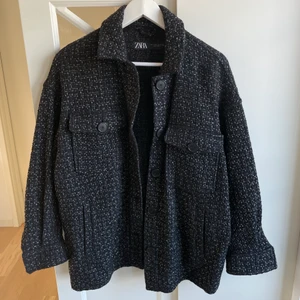 Svart Skjortjacka Zara - Helt ny skjortjacka från Zara. Storlek S, men oversize i modellen. 150 med frakt🤍